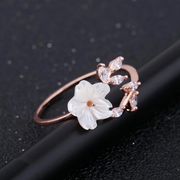 🌸 NWOT Rose gold plated white flower ring - Picture 7 of 7